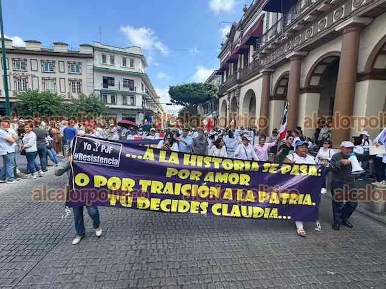 Unos a favor, otros en contra: coinciden marchas por reforma al Poder Judicial, en Xalapa