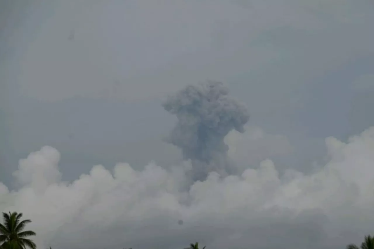 Gunung Ibu di Halmahera Barat alami lima kali erupsi