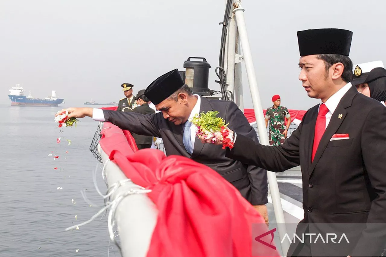 Ketua MPR Ahmad Muzani dan sejumlah pejabat negara tabur bunga dari KRI Semarang-594