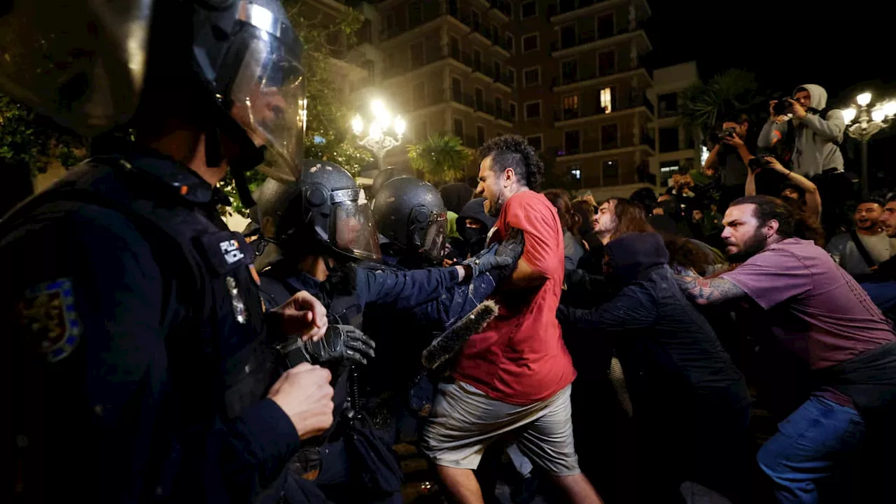 Proteste nach Flut in Valencia: Polizei prügelt Demonstranten nieder