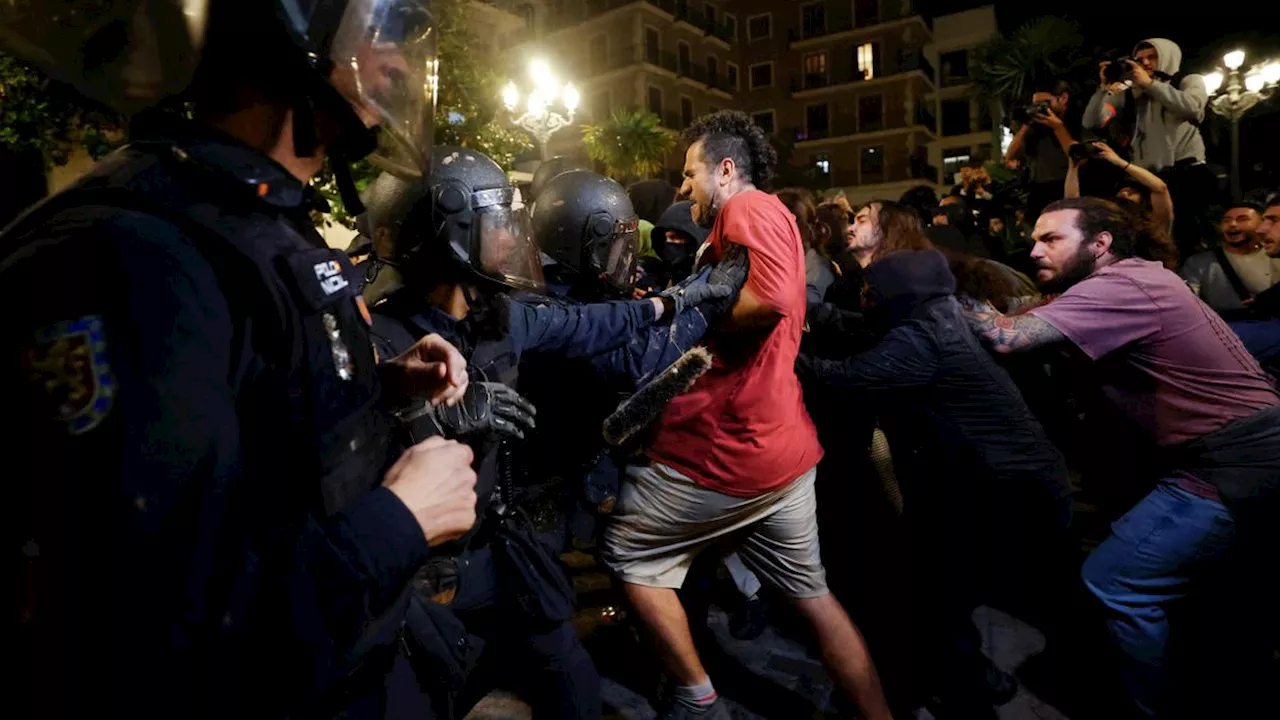 Wut nach der Flutkatastrophe: 130.000 Menschen demonstrieren in Valencia gegen Regionalregierung