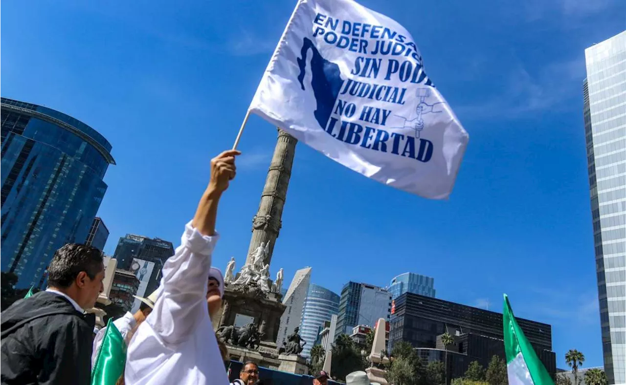 Con poca asistencia, trabajadores del Poder Judicial marchan del Ángel hacia el Senado contra reforma judicial