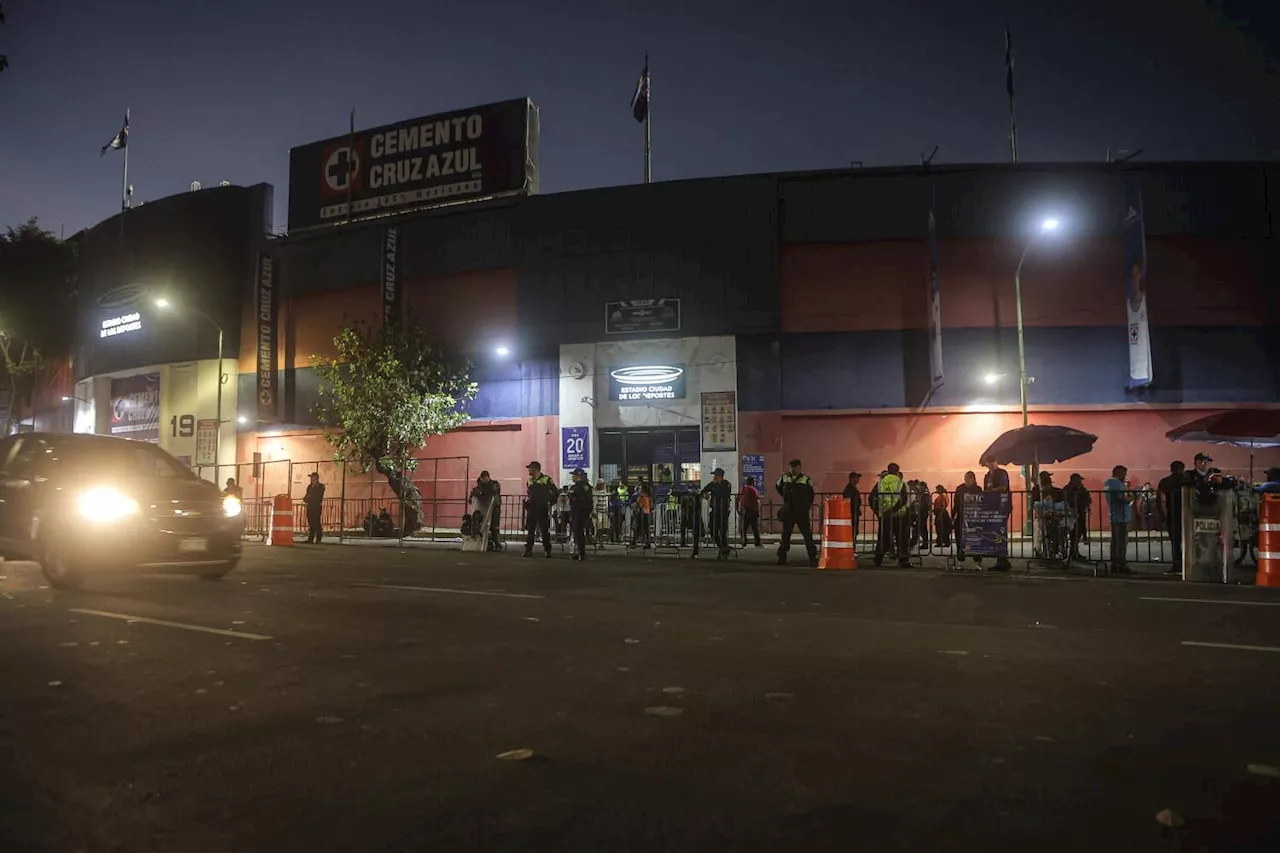 Fanáticos del Cruz Azul llegan al Estadio Ciudad de los Deportes tras su reapertura; refuerzan seguridad e instalan puesto de mando