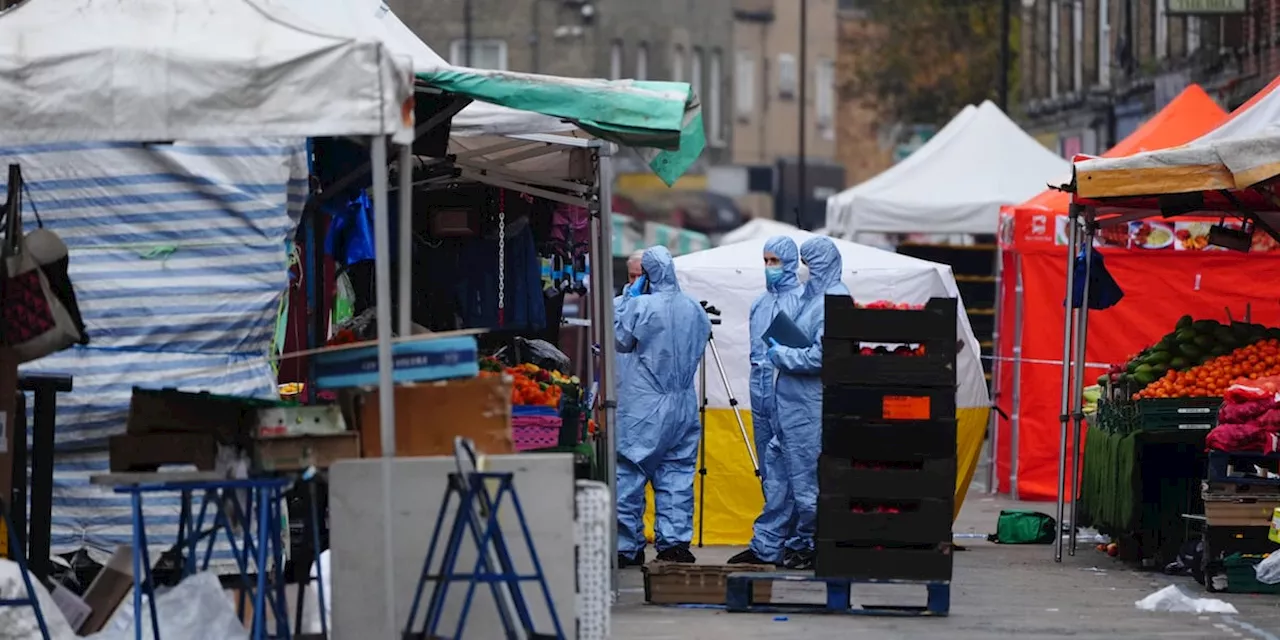 Älterer Mann sticht auf Straßenmarkt zu - Mann stirbt Schussverletzungen