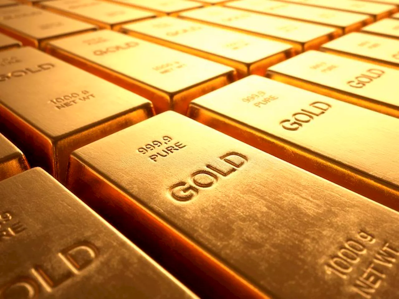 Gold falls amid US Dollar surge, traders eye US inflation figures