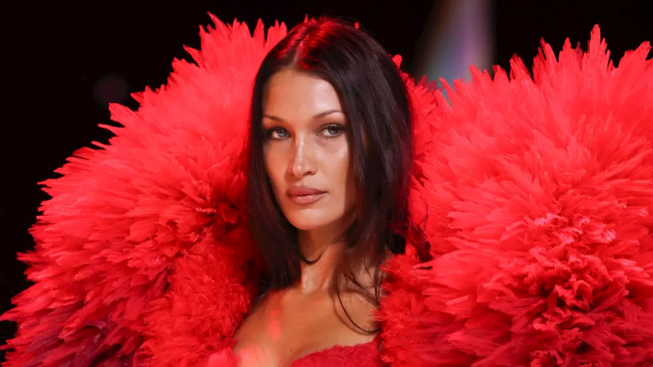 Bella Hadid divine en bikini ultra-échancré, elle exhibe ses abdos saillants et son corps tout bronzé