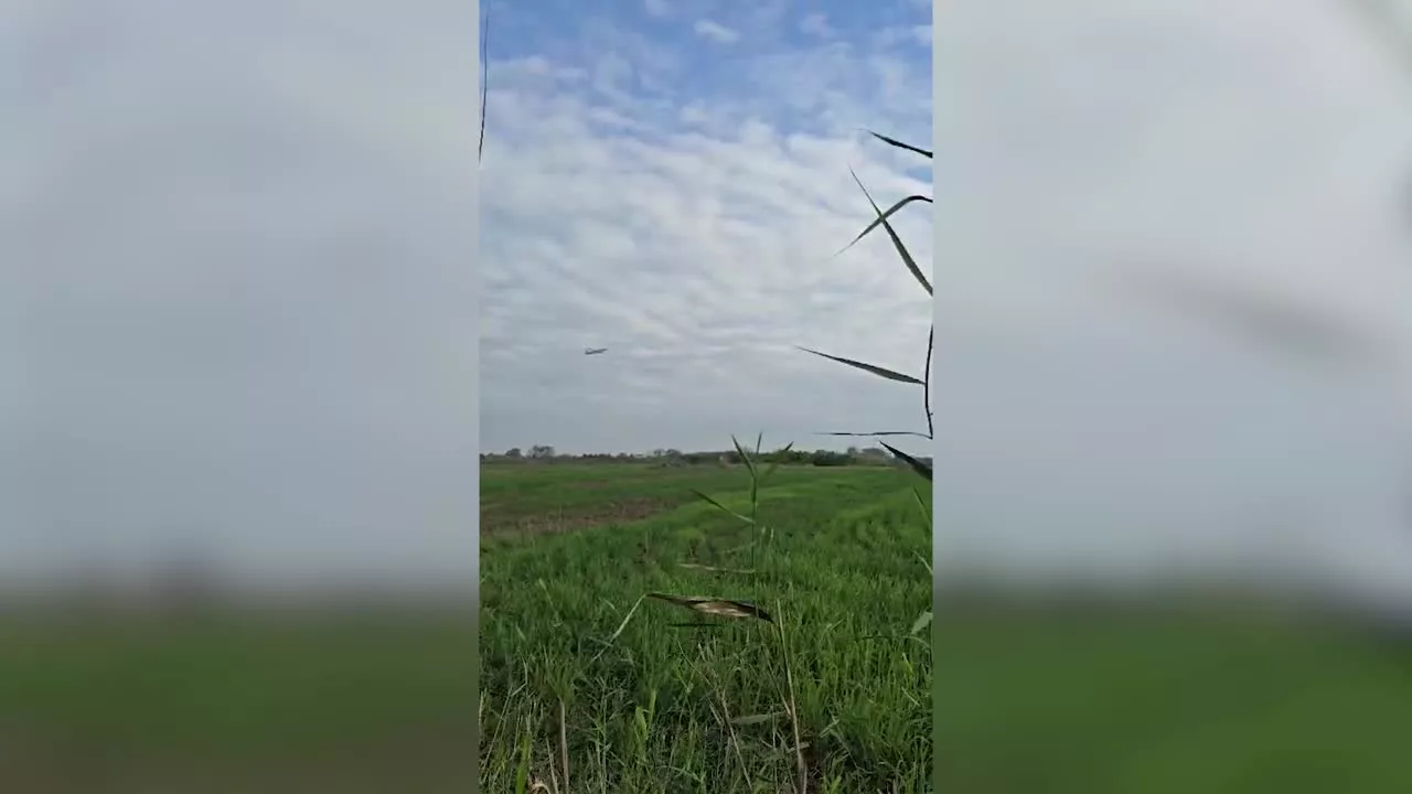 Fiumicino, serie di esplosioni dal motore di un aereo in decollo