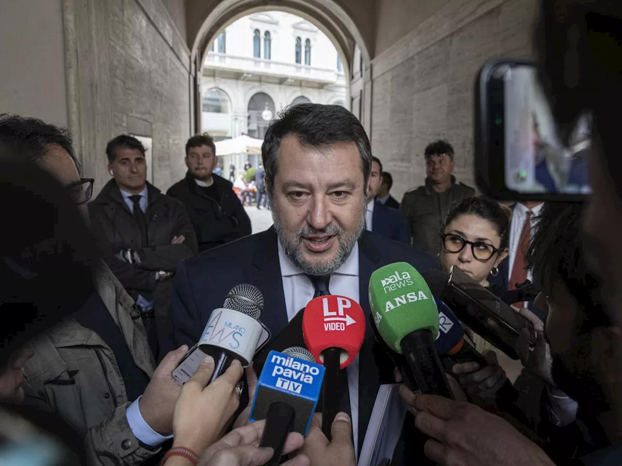 Scontri antagonisti-polizia, Salvini: 'Chiudere i centri sociali occupati dai comunisti'.