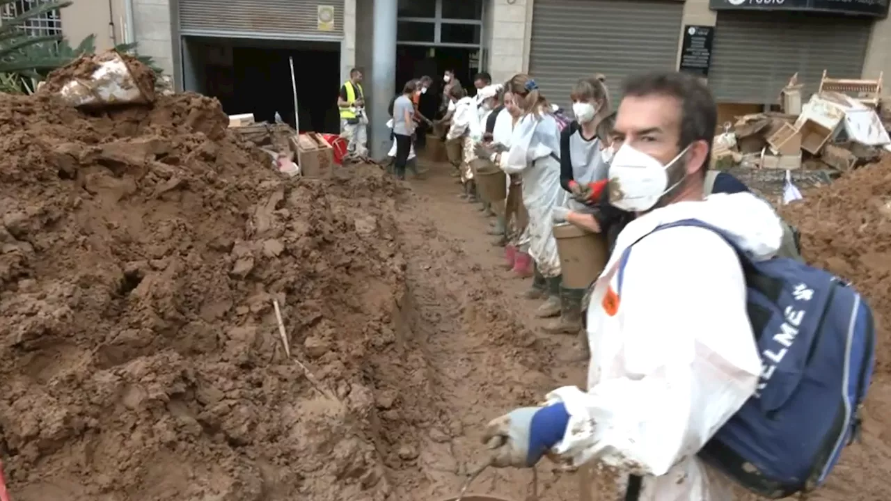 Espectacular cadena humana en Catarroja: un símbolo de la ayuda de los voluntarios