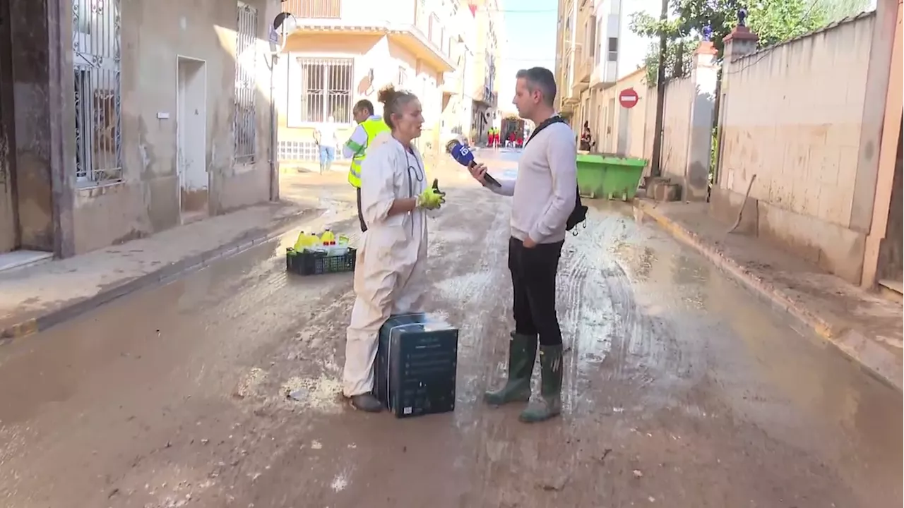 Voluntarios recorren casas puerta a puerta para repartir productos y abrazos