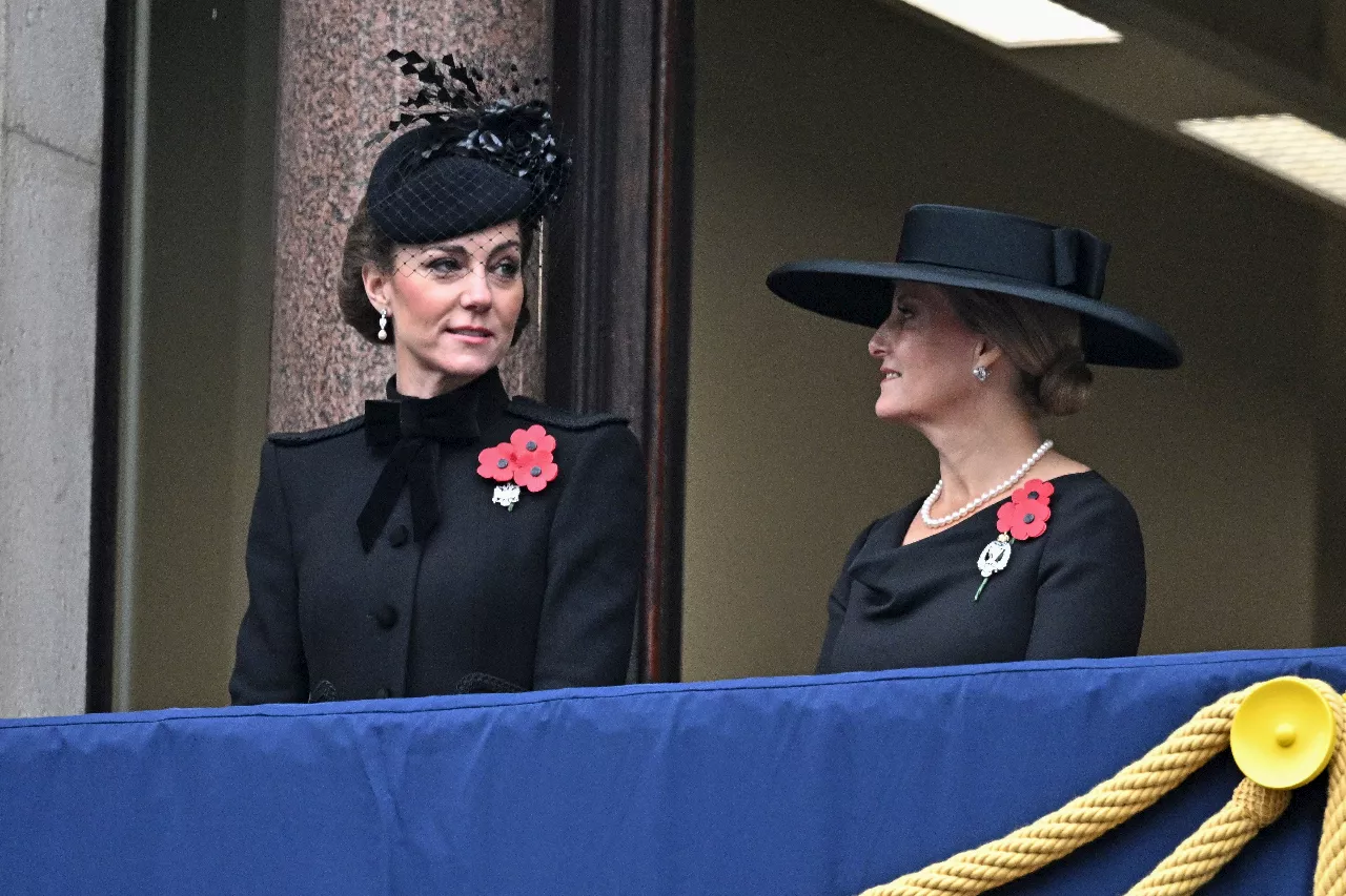 Kate Middleton a Londra per il 'Remembrance Sunday' con il ricordo della regina Elisabetta