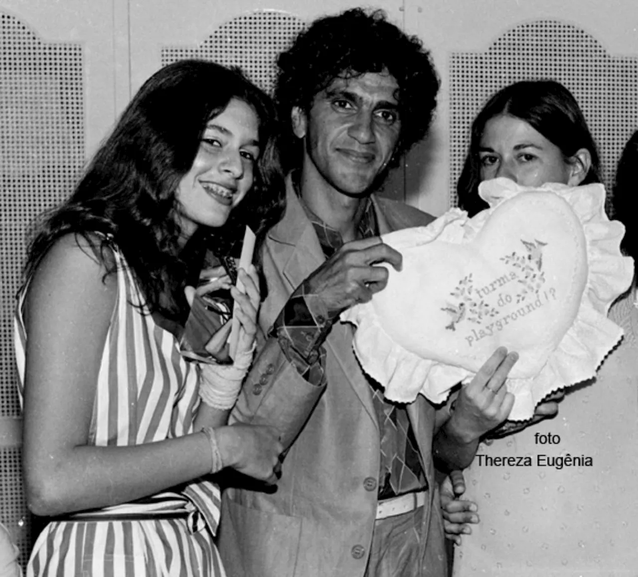 Fotógrafa resgata foto de Caetano Veloso com ex-mulher e Paula Lavigne adolescente nos 40 anos do cantor