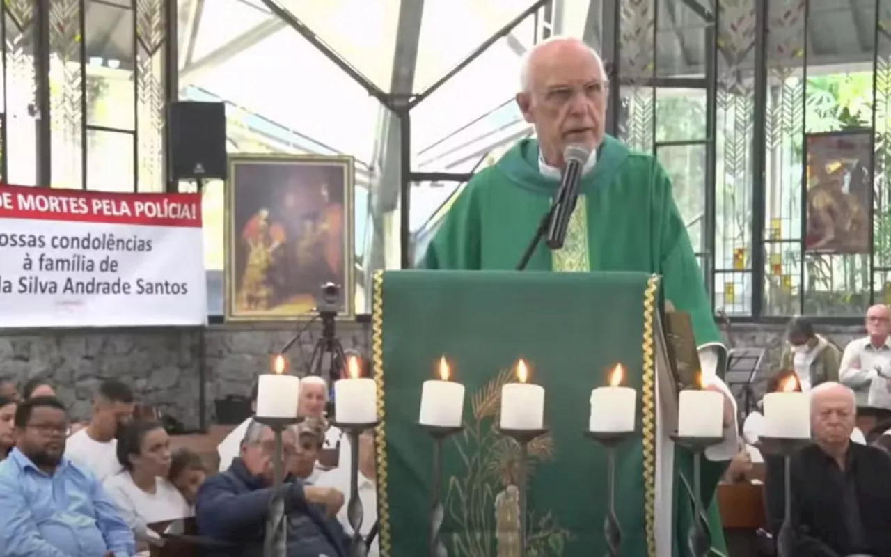 Padre Júlio Lancellotti homenageia criança morta em SP por bala perdida