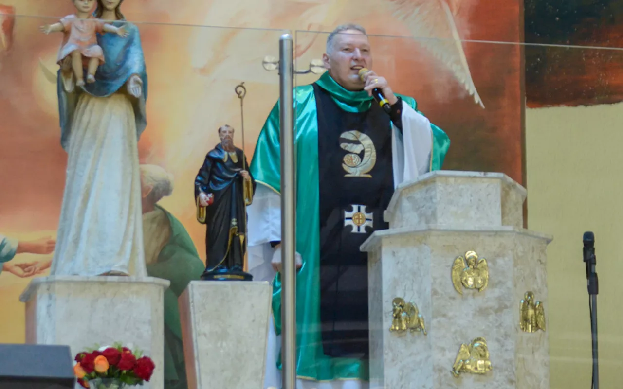 Padre Marcelo Rossi celebra missa de sétimo dia de Agnaldo Rayol