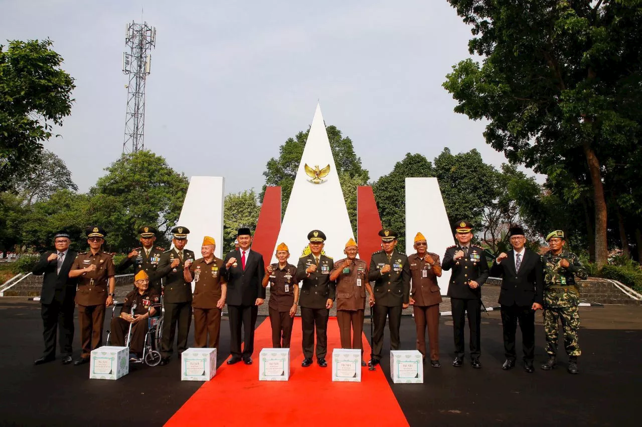 Hari Pahlawan, Pemkot Tangsel Ziarah dan Bagikan Sembako kepada Veteran