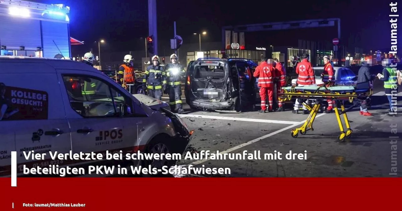 Vier Verletzte bei schwerem Auffahrunfall mit drei beteiligten PKW in Wels-Schafwiesen