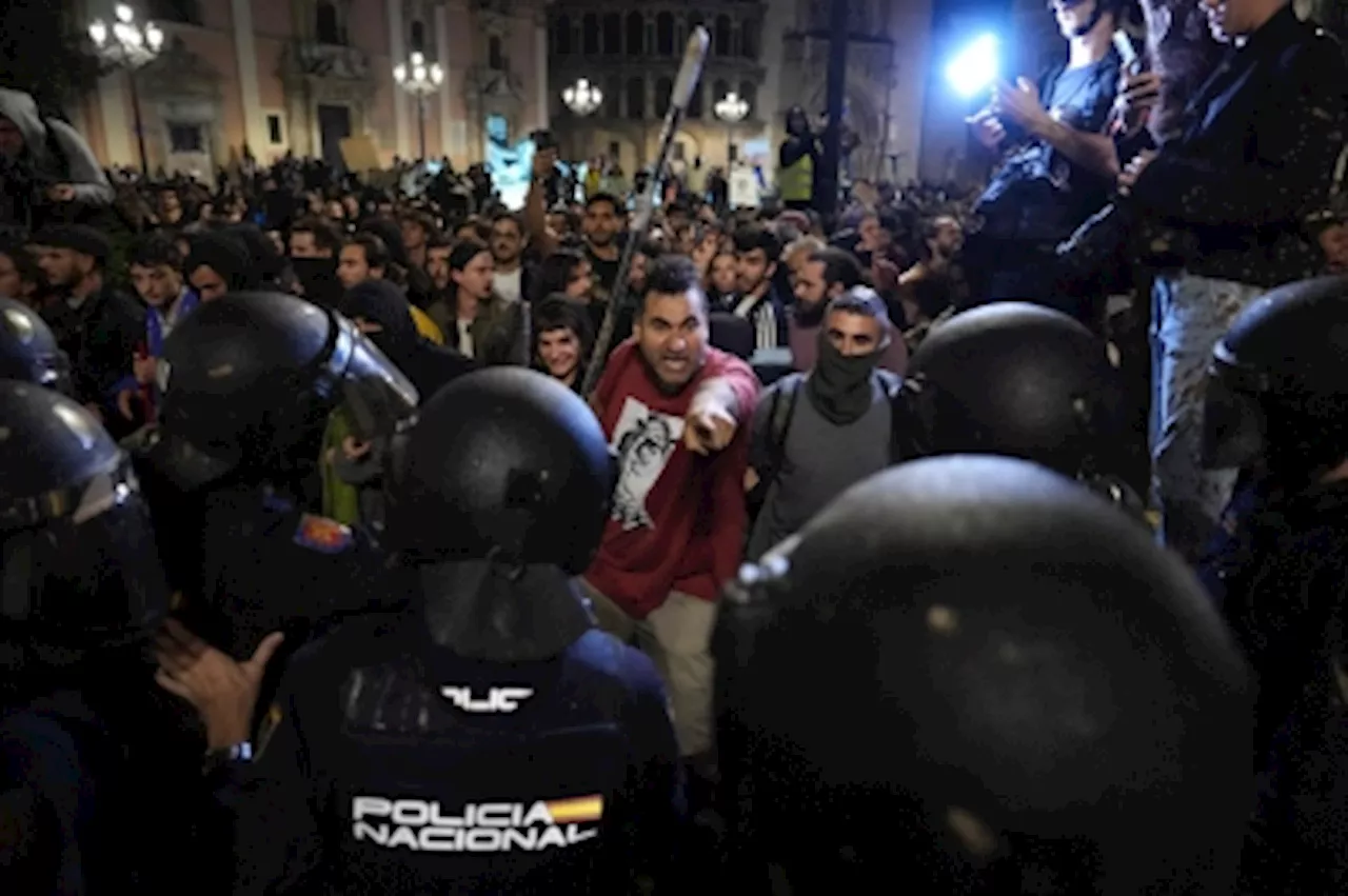 Tens of thousands march in Spain protesting authorities' response to deadly Valencia floods