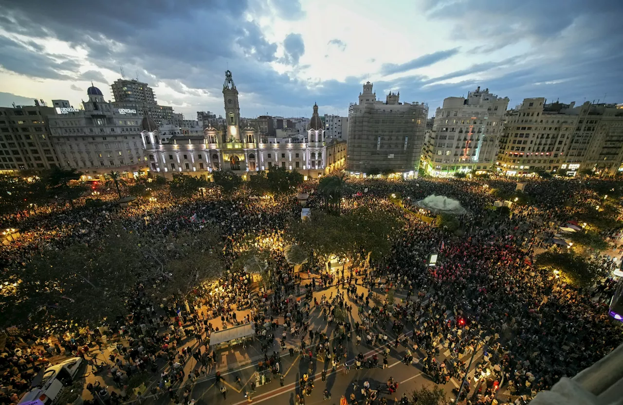 Tens of thousands of Spaniards demand the resignation of Valencia leader for bungling flood response