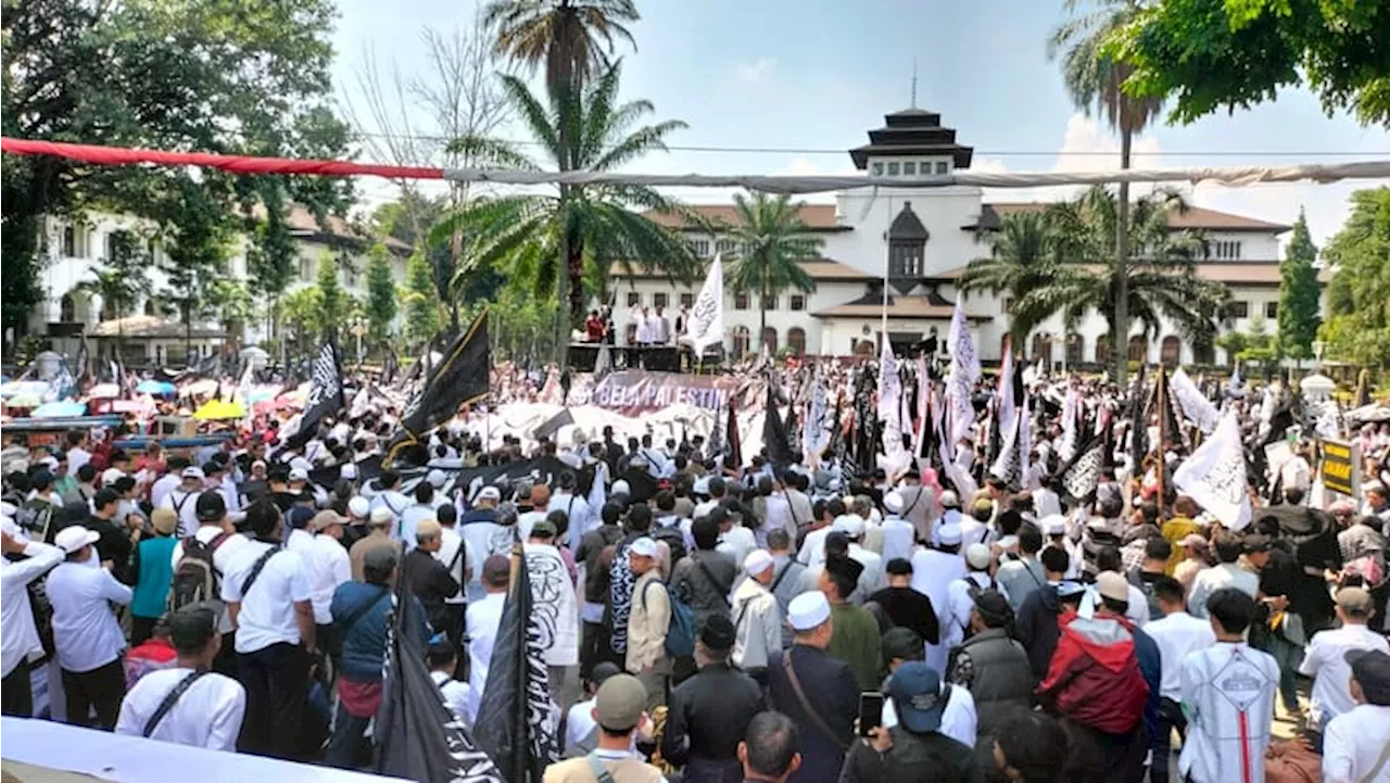 Umat Islam Jabar Gelar Aksi Solidaritas Bela Palestina di Depan Gedung Sate