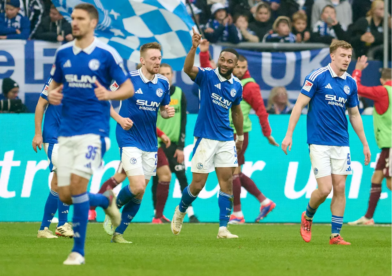 Erster Sieg unter van Wonderen: Schalke schlägt Regensburg