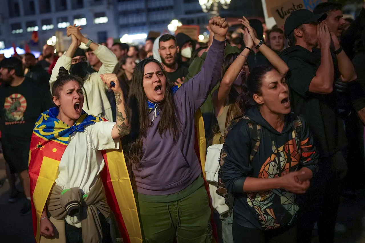 Tens of thousands of Spaniards demand the resignation of Valencia leader for bungling flood response