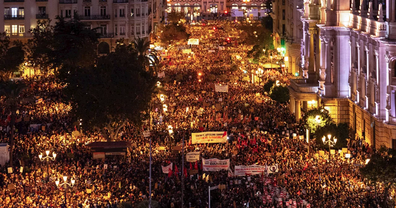 Tens of thousands of Spaniards demand the resignation of Valencia leader for bungling flood response