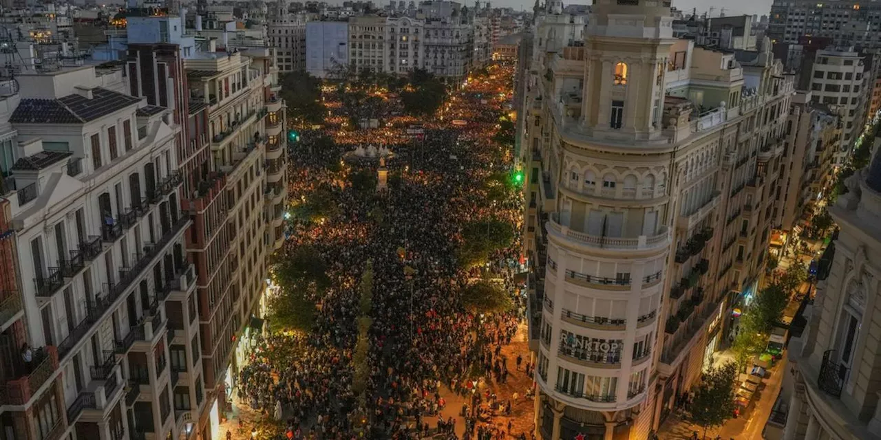 130.000 protestieren in Valencia gegen Flut-Missmanagement