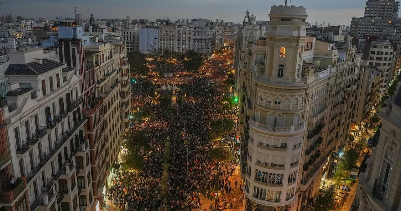 130.000 protestieren in Valencia gegen Flut-Missmanagement