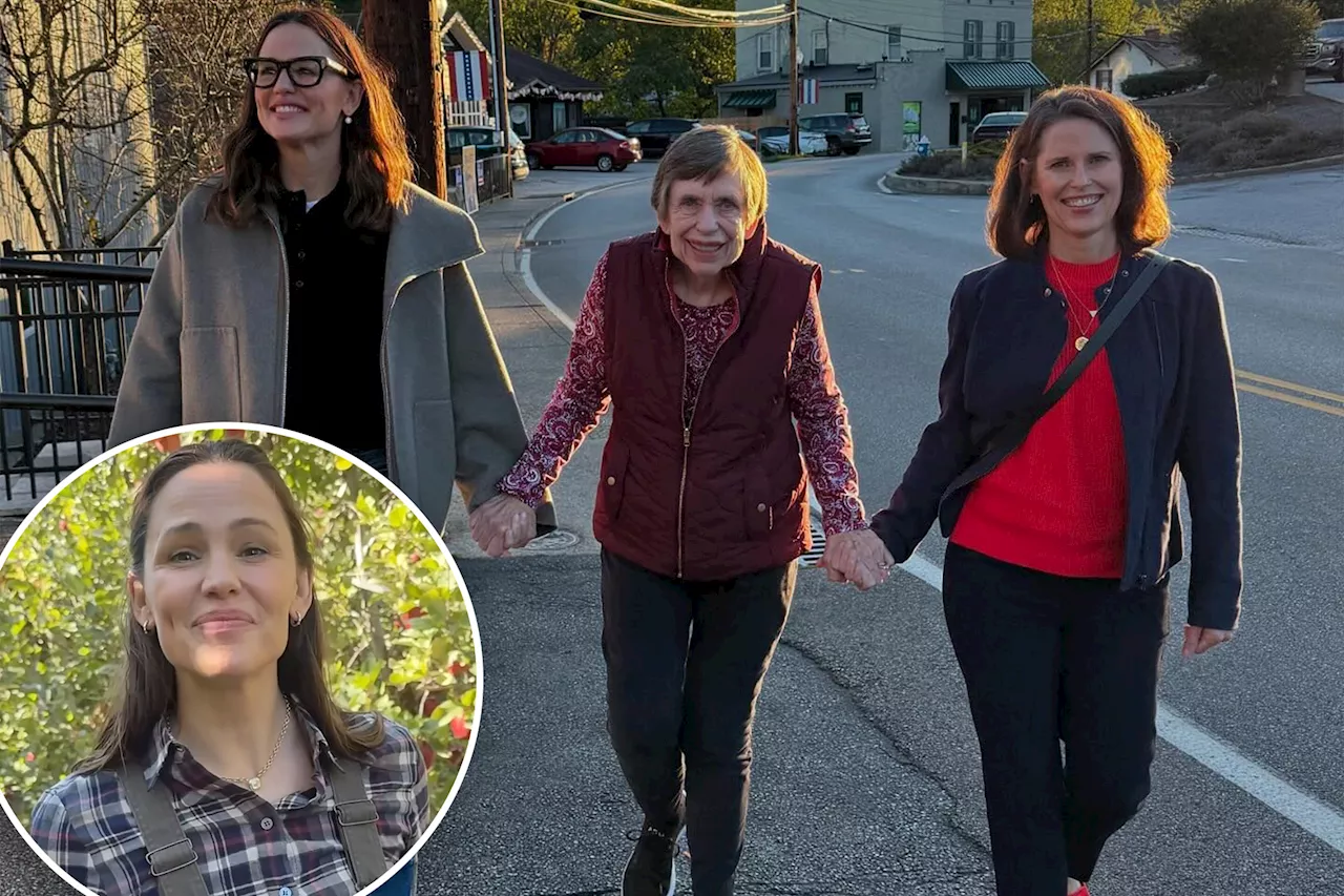 Jennifer Garner explores fall foliage with her mother, sister during West Virginia getaway