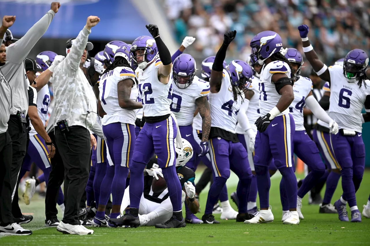 Vikings hold clawless Jaguars to 143 yards in a 12-7 victory, improve to 7-2