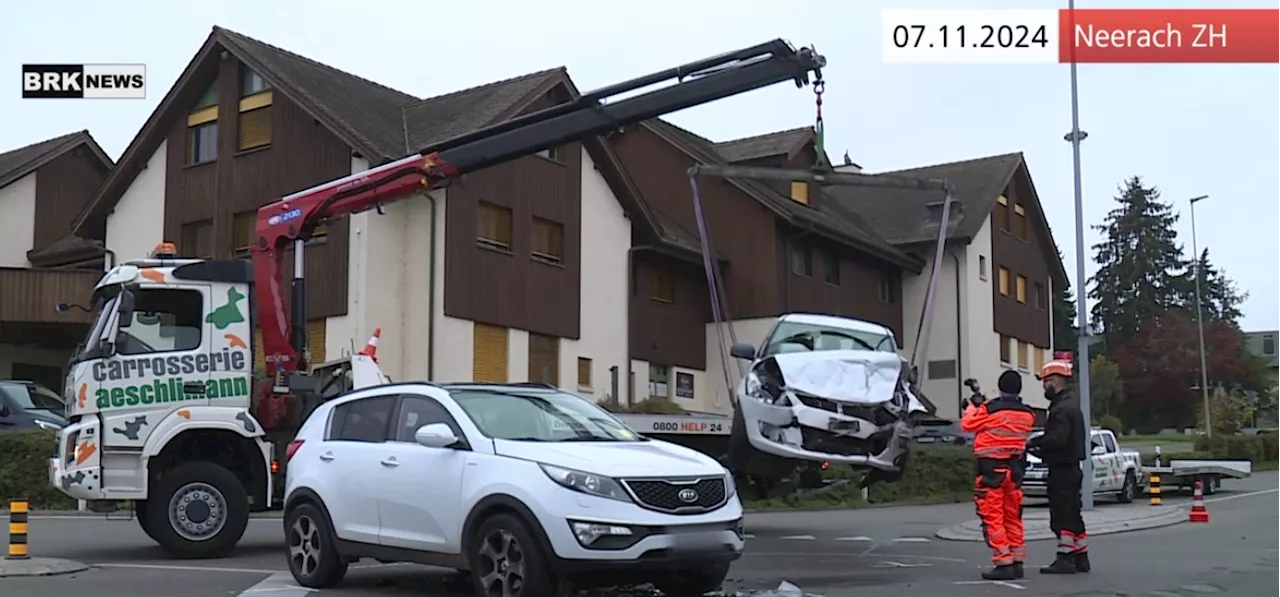 Neerach ZH: Crash zwischen zwei Autos – zwei Personen verletzt (Video)