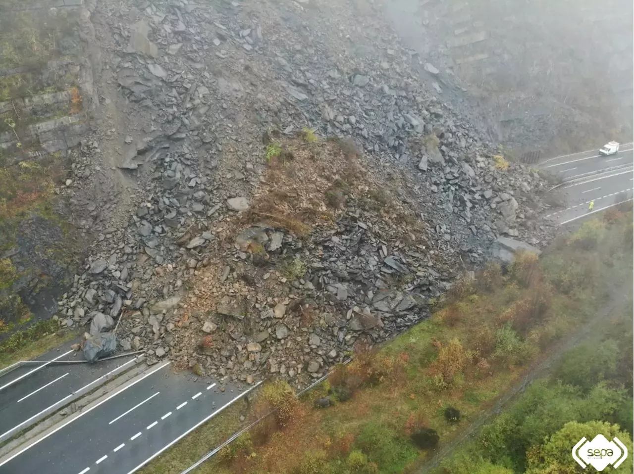 Un desprendimiento de tierra en la AP-66 obliga a evacuar 161 vehículos y cortar el tráfico en ambos...