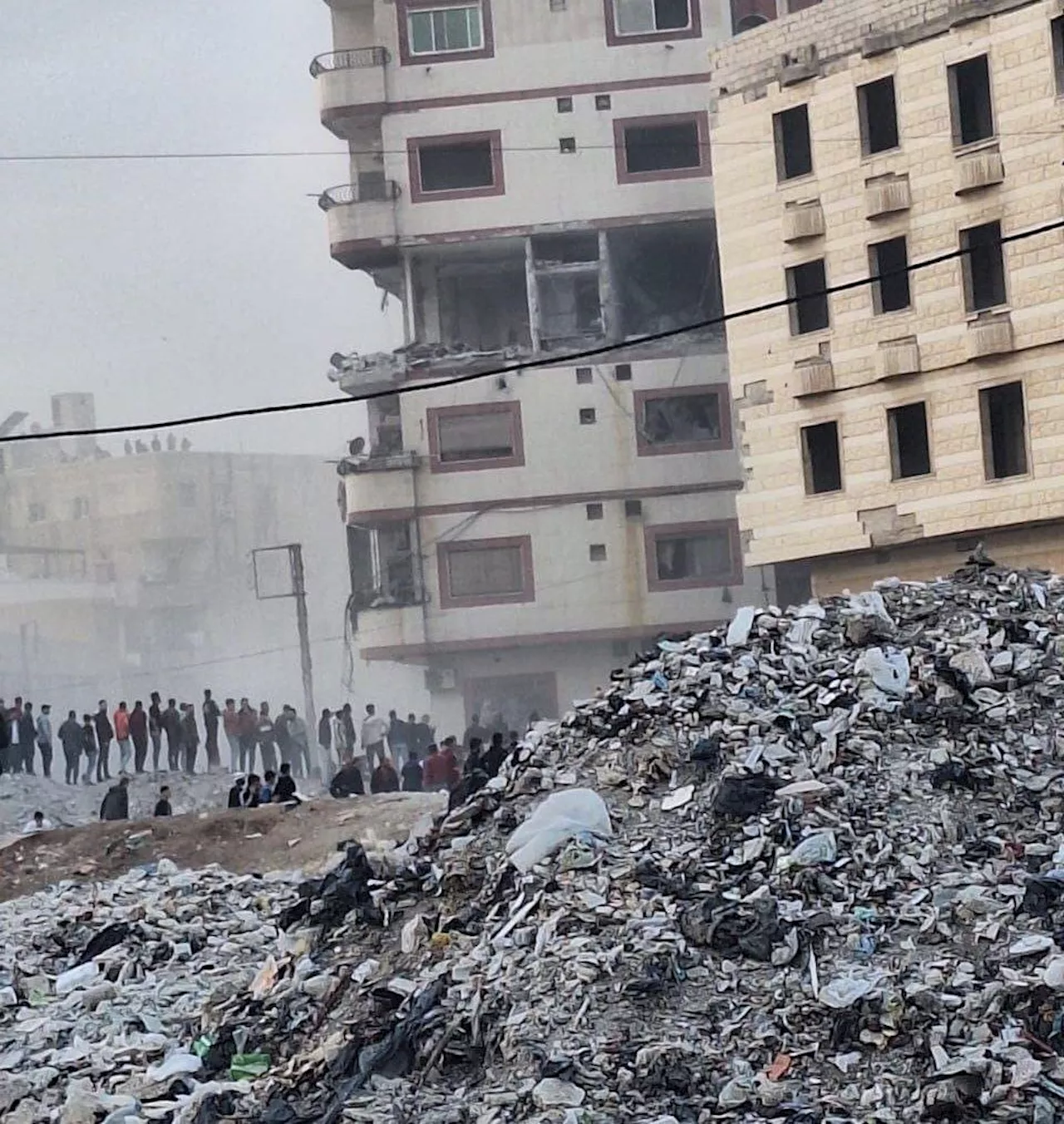 سانا: عدد من الشهداء والجرحى في عدوان إسرائيلي استهدف مبنى في منطقة السيدة زينب بريف دمشق (فيديو)