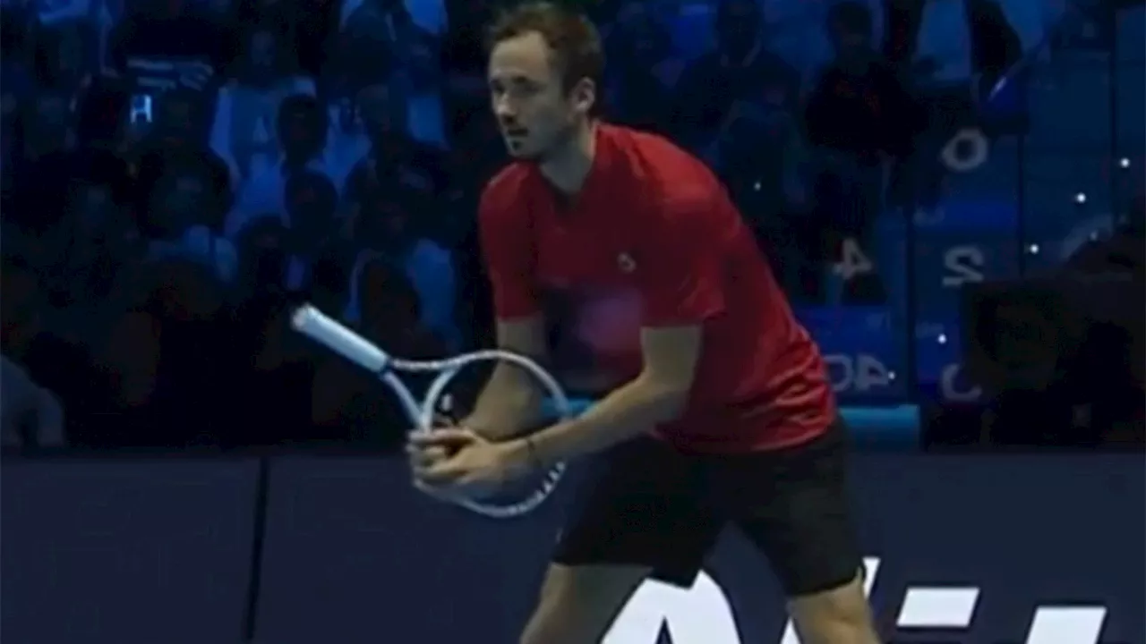 Deux micros cassés, jets de raquette, point donné: Daniil Medvedev pète un câble aux Masters de Turin