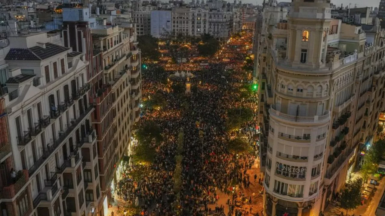 Katastrophe in Urlaubsregion: 130.000 protestieren in Valencia gegen Flut-Missmanagement