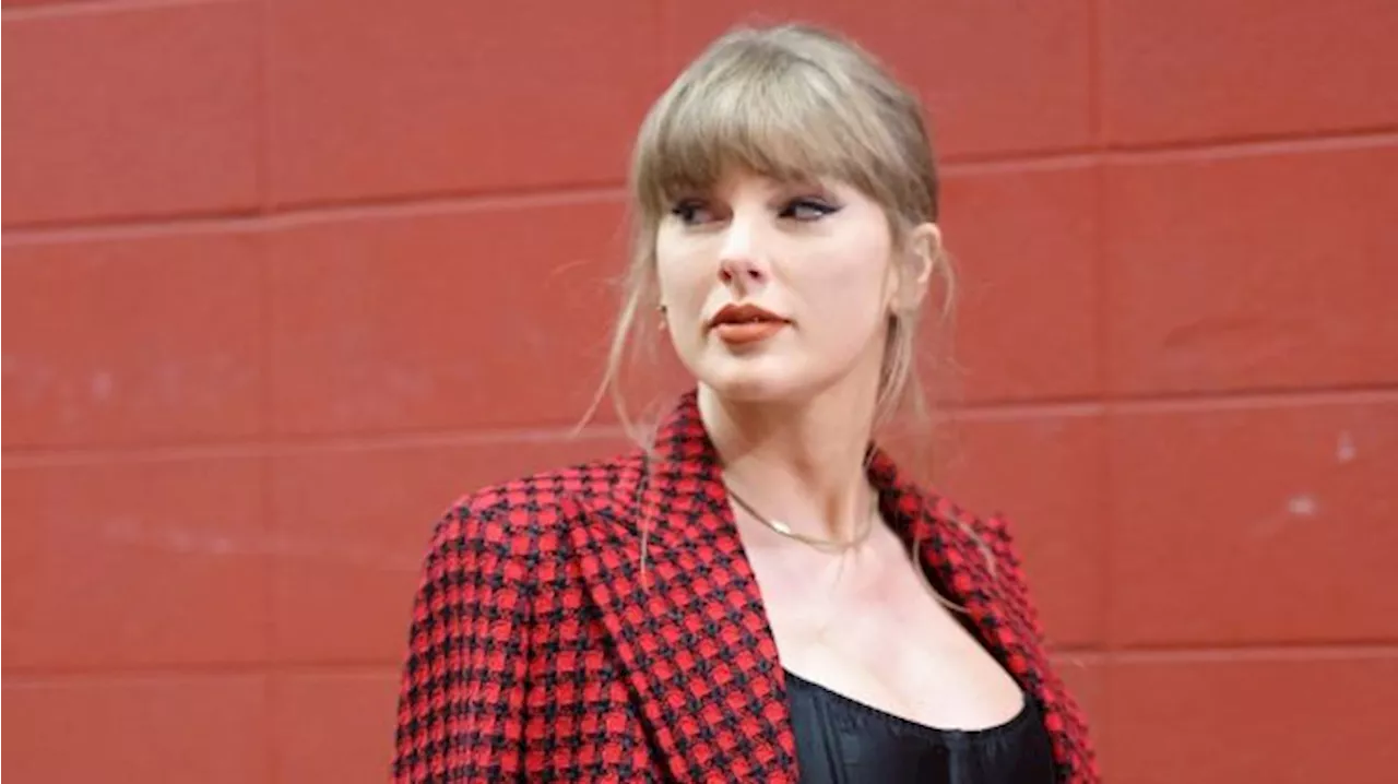 Taylor Swift's Wears Versace Skirt Suit to Chiefs vs. Broncos Game