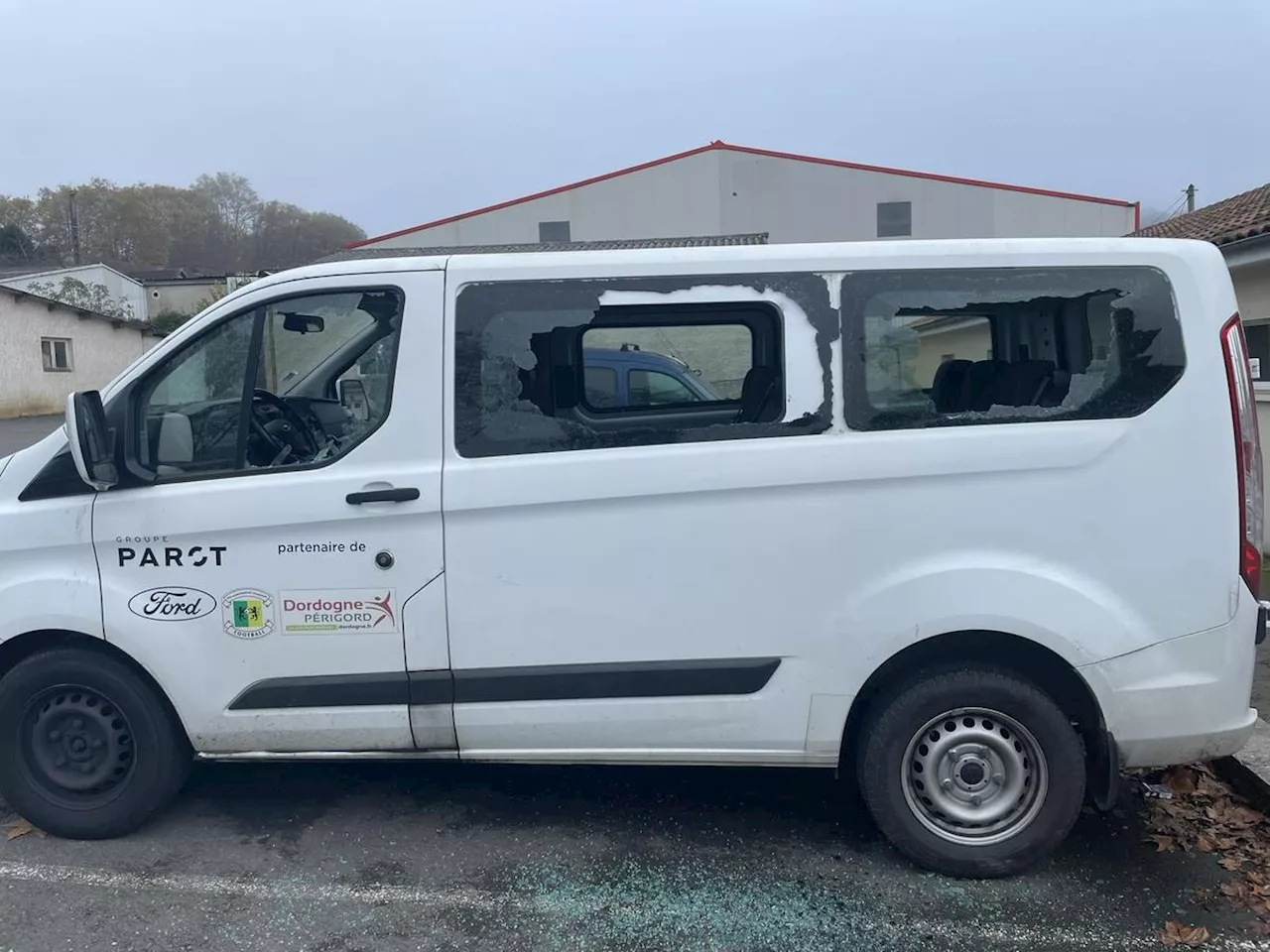 « Ils ont gagné quoi dans tout ça ? » : le minibus d’un club de football de Dordogne caillassé