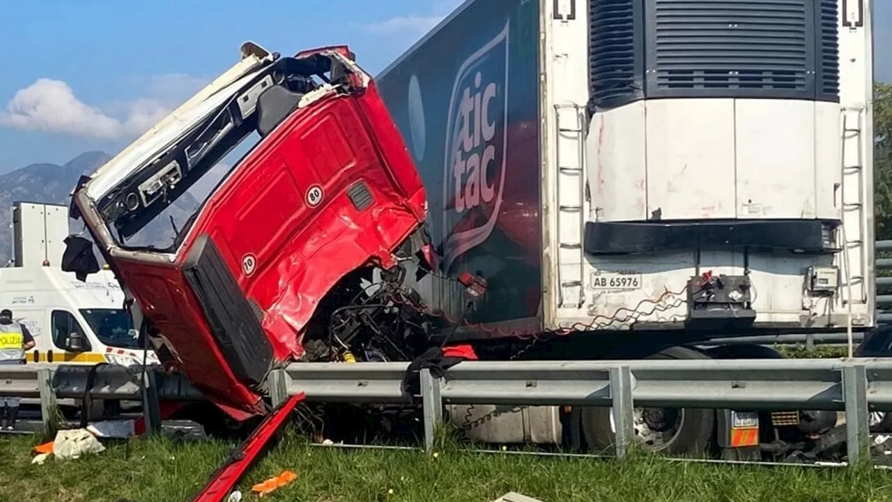 Tir contro bus di turisti in autostrada, un morto e 9 feriti: Le immagini dell'incidente