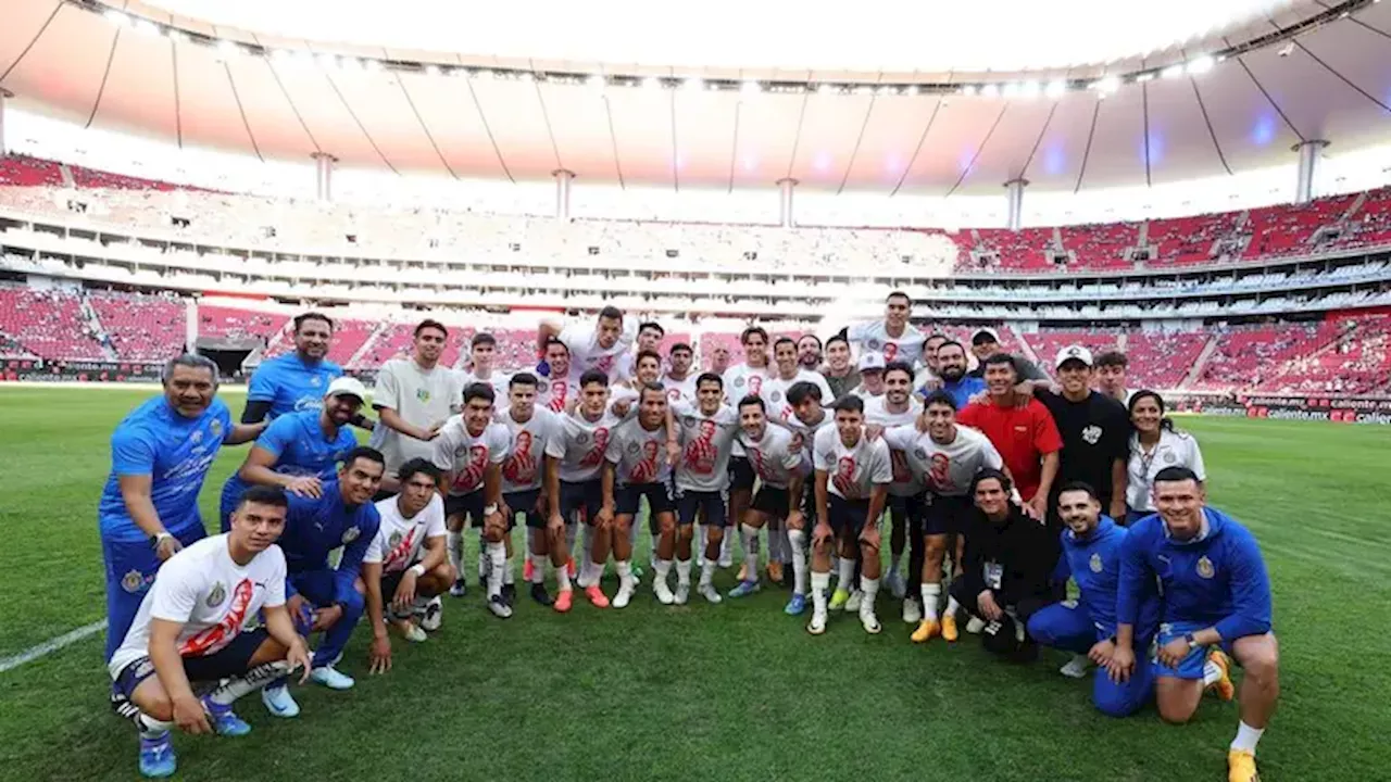 Homenaje a Chapo Sánchez de jugadores y afición en el Chivas vs. Atlético de San Luis