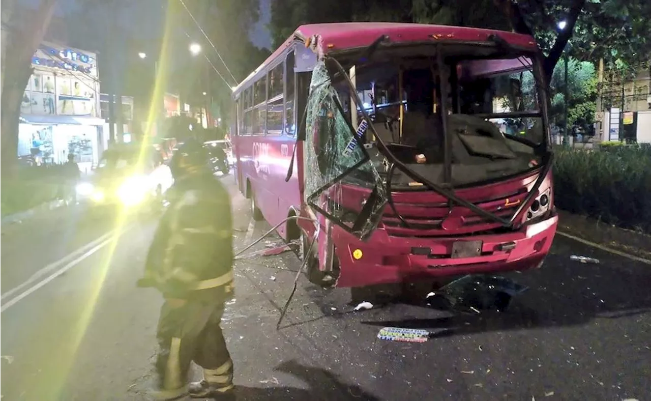 Chocan dos unidades de transporte público en Miguel Ángel de Quevedo; reportan al menos 7 heridos