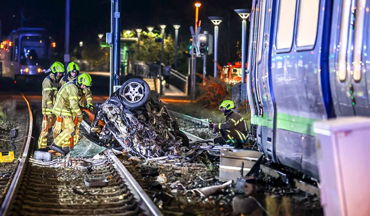 Auto von Straßenbahn zermalmt – Totalschaden und Schwerverletzter