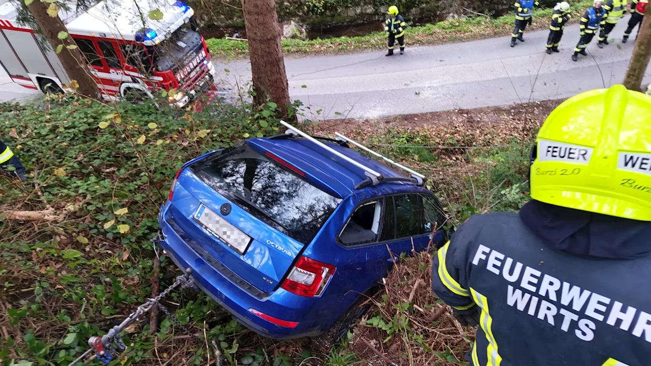 Pkw rutschte am Seeberg in Waldböschung