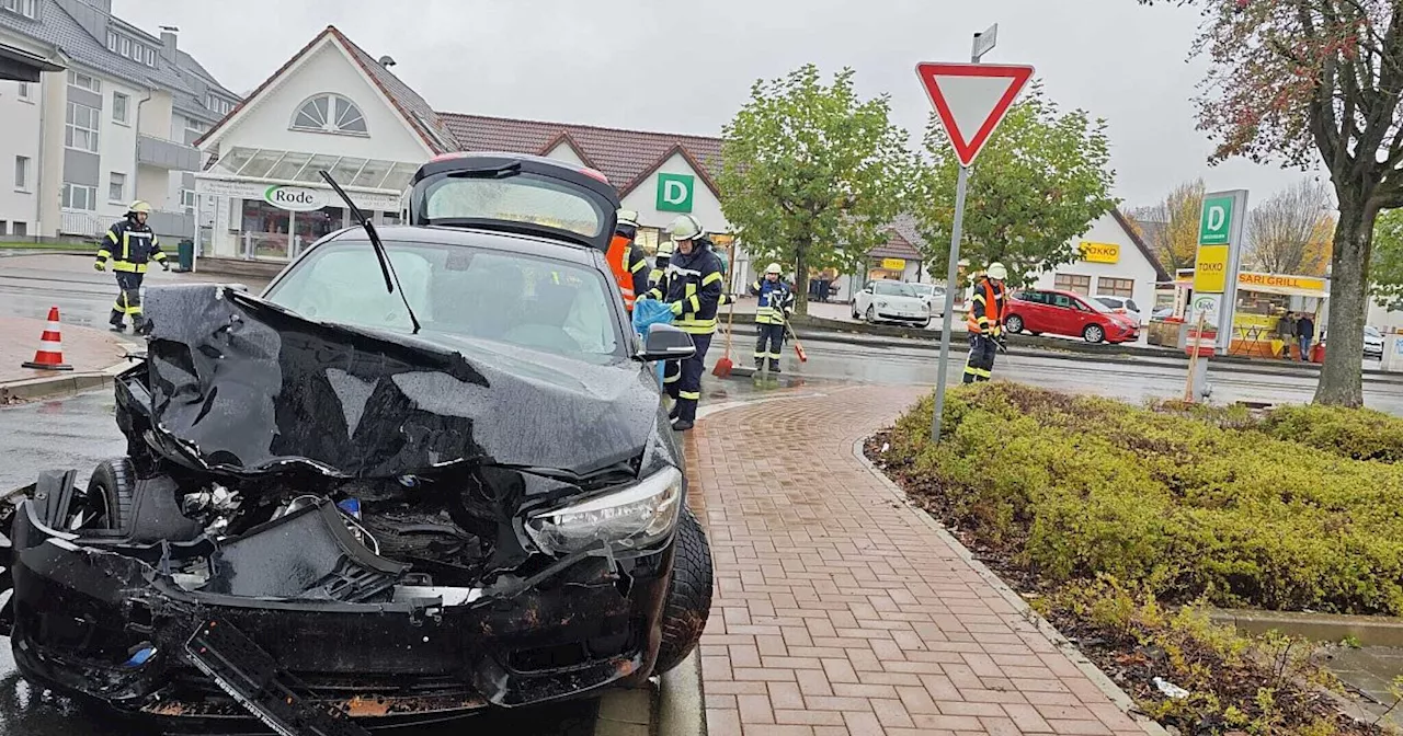 Hoher Schaden nach Kollision mitten in Beverungen