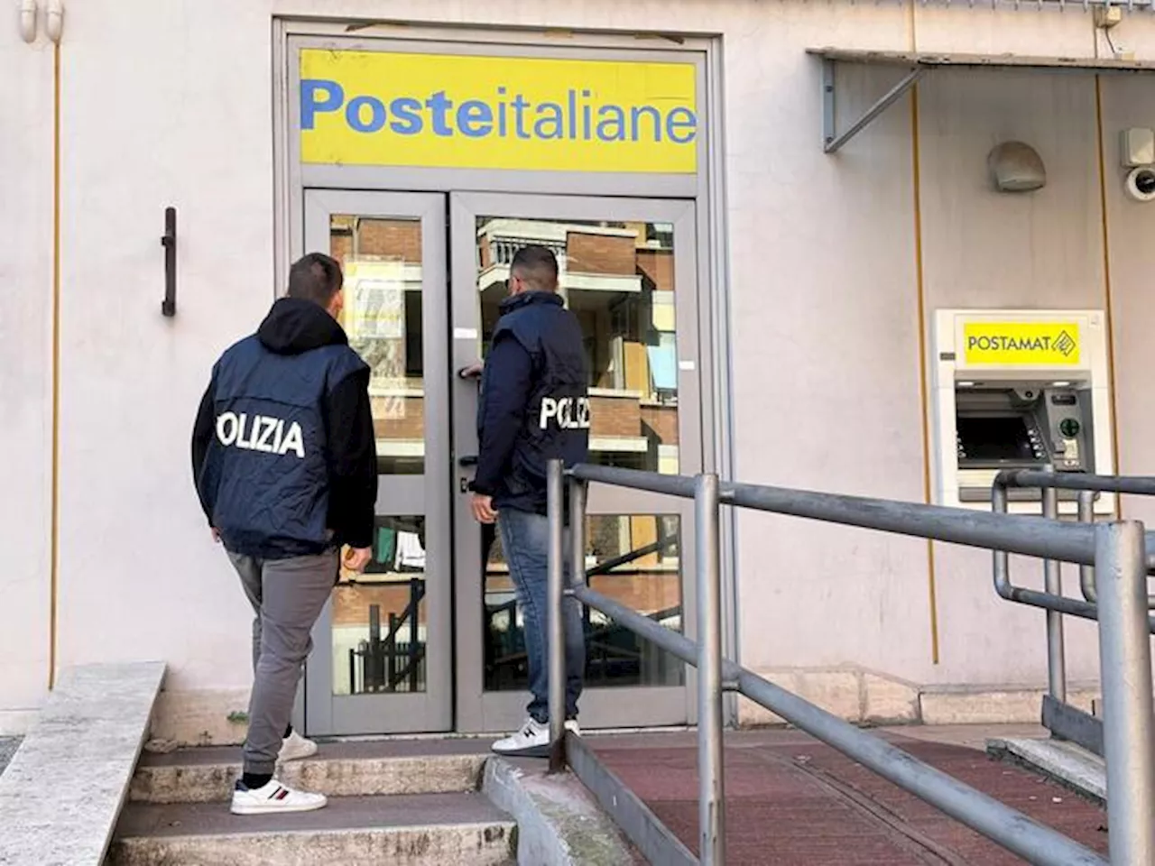 Si finge prete e chiede un prestito alle poste a Roma