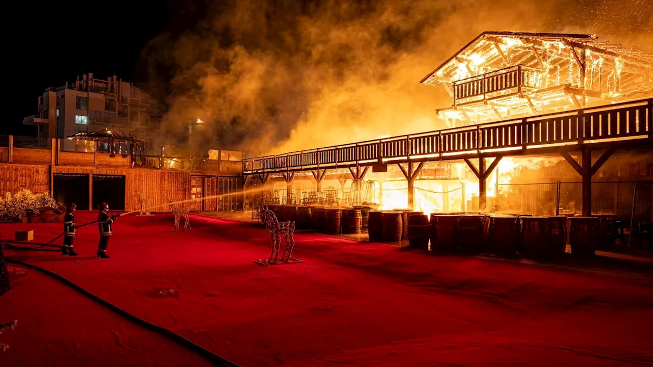 Pyrénées-Orientales: un incendie ravage le village de Noël du Barcarès