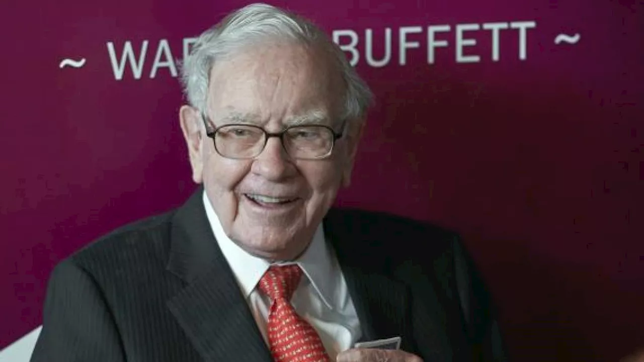 Warren Buffett vende azioni e accumula denaro: sa qualcosa che non sappiamo?