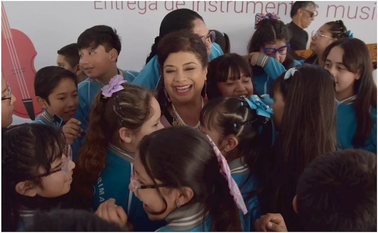 Clara Brugada arranca entrega de instrumentos musicales en primaria Gabino Barrera