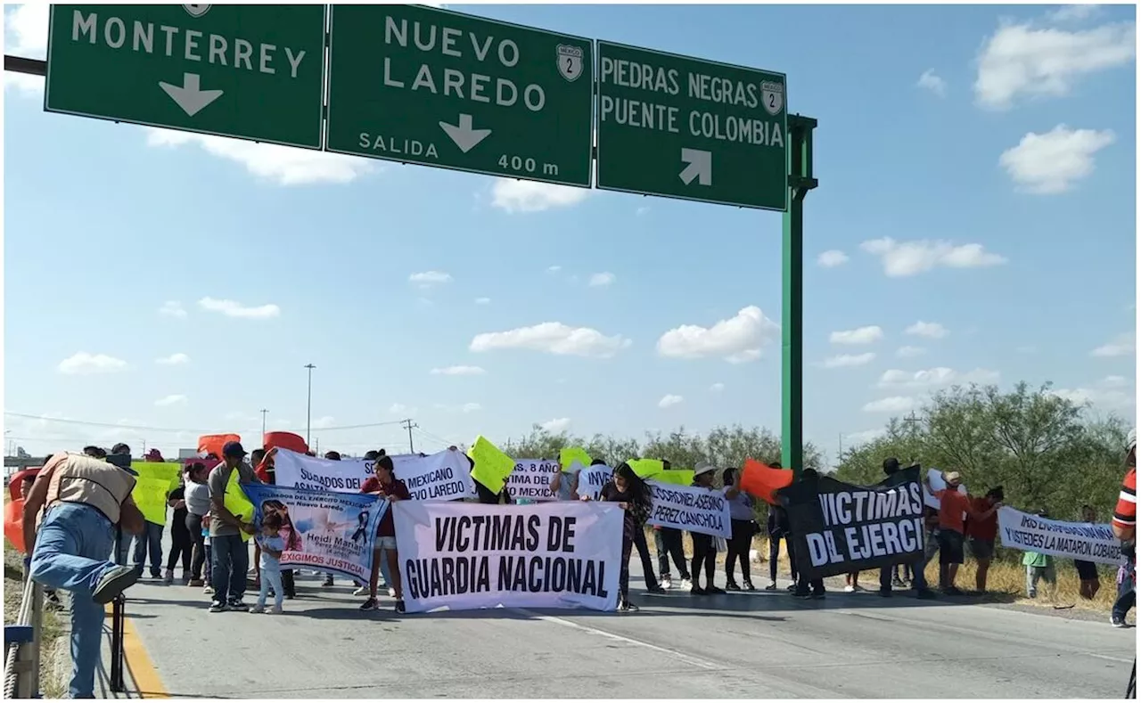 Familiares de víctimas a manos del Ejército y GN cierran Puente Internacional en Tamaulipas; exigen justicia