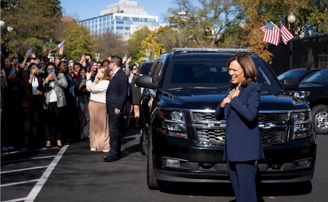 Personal de la Casa Blanca recibe a Kamala Harris con aplausos tras su derrota frente a Trump; 'tenemos trabajo por hacer', dice