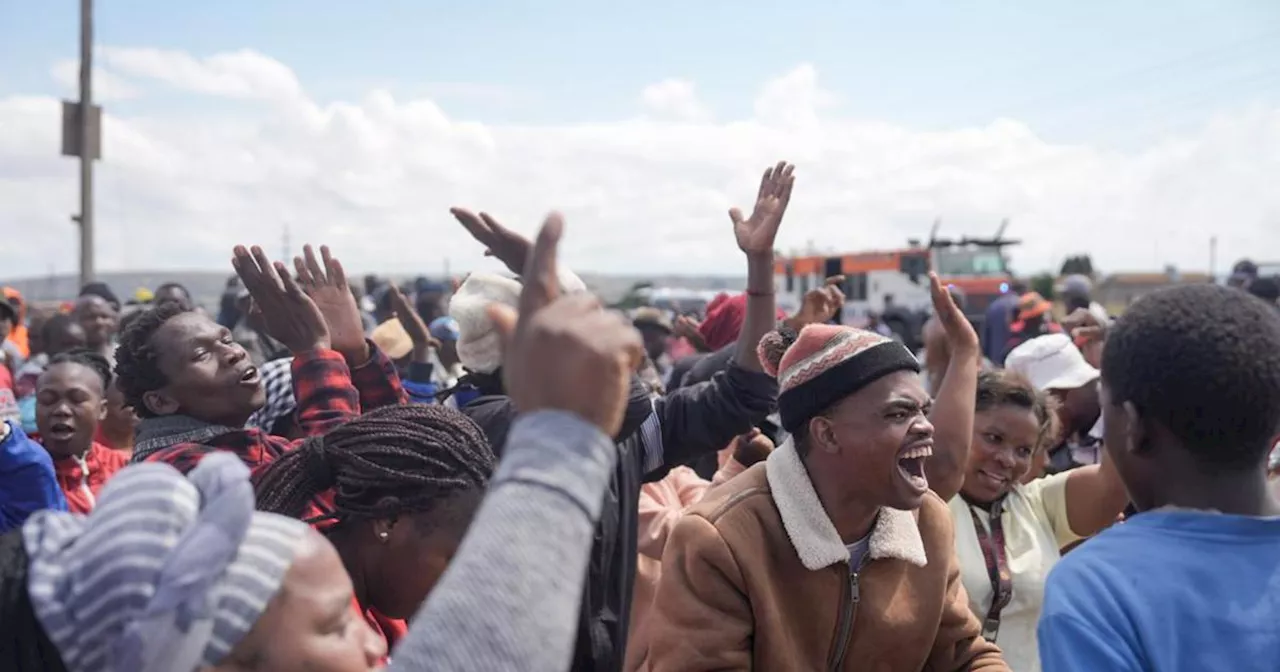 Angry Phumlanqashi residents protest as Johannesburg Water cuts off illegal water connections